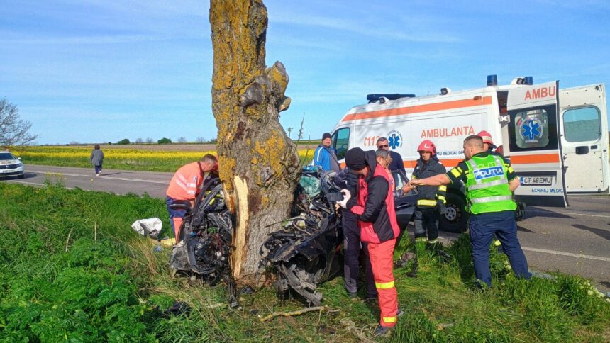 accident rutier grav in amzacea o masina s a incolacit pe copac a intervenit elicopterul smurd 69f1200a379eb