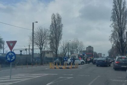 accident rutier pe bdul ic bratianu din constanta o soferita si pasagerul unui bolt transportati la spital 69d0e24f1b464