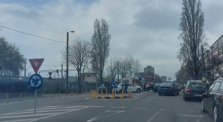accident rutier pe bdul ic bratianu din constanta o soferita si pasagerul unui bolt transportati la spital 69d0e24f1b464