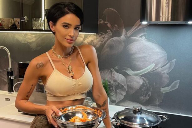 adevarul despre relatia adelinei pestritu cu parintii ei vedeta vorbeste rar despre acestia a fost suferinta la mijloc de a lungul timpului 69e89d912a8b6