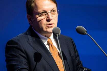 ancheta de spionaj impotriva comisarului ue maghiar oliver varhelyi aproape finalizata a anuntat bruxellesul 69de89312cb78