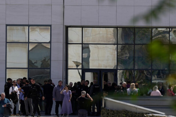 atac armat in grecia un barbat in varsta de 89 de ani a deschis focul in doua locuri din atena si a ranit patru persoane 69f09503e2d5b