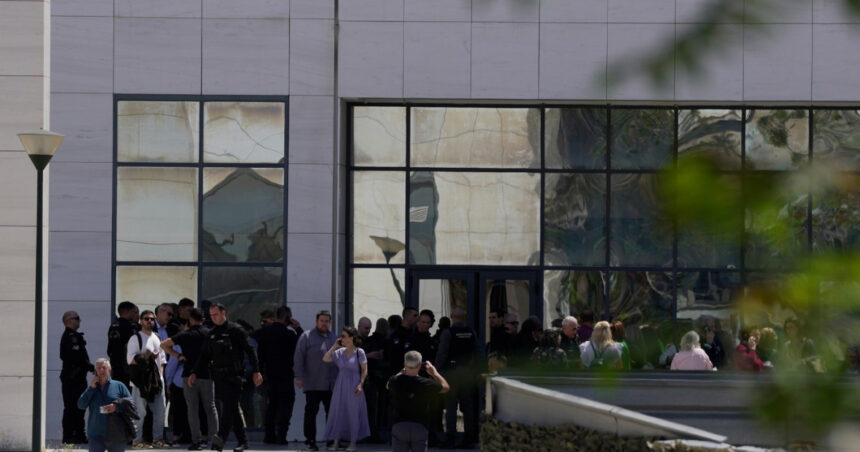 atac armat in grecia un barbat in varsta de 89 de ani a deschis focul in doua locuri din atena si a ranit patru persoane 69f09503e2d5b