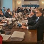 bataie intre senatorul cosa si microbistul cosa parlamentarul s a ametit de tot nu stie cum sa voteze daca ai voie sa bei o bere la meci sau nu 69ce3e9d03973