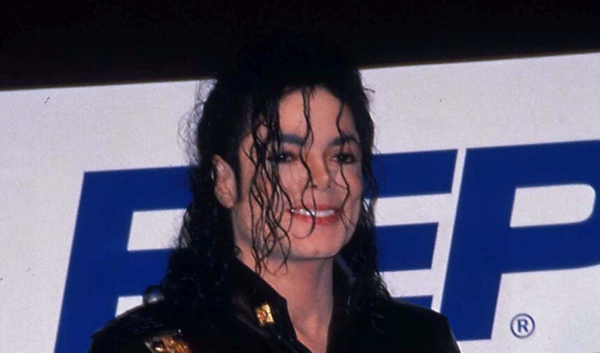 cate operatii estetice a avut de fapt michael jackson multiple cicatrici i au fost descoperite la autopsie 69f1a6c0d3263