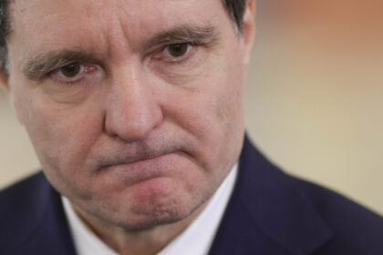 ce le spune nicusor dan romanilor care l au votat dar acum sunt suparati pe el si celor care il considera psd ist 69ef1d16a40b8