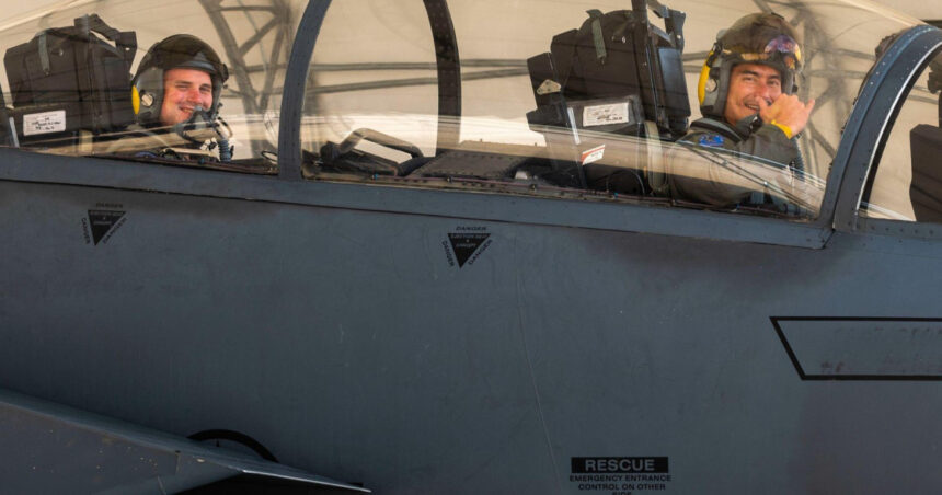 ce rol are ofiterul responsabil cu armamentul de la bordul unui avion f 15 aviatorul salvat din iran avea aceasta functie 69d249633eaed