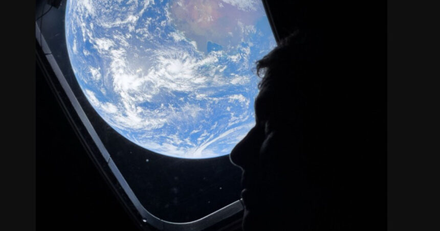 ce simti cand vezi pamantul din spatiu marturiile astronautilor misiunii artemis 2 69e1ce5667e48