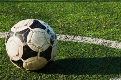 cercetatorii britanici propun modificarea mingilor de fotbal pentru a combate problema impactului loviturilor cu capul 69e8af6a0f6ac