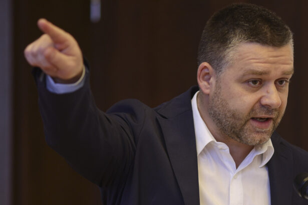 ciprian ciucu nicusor dan ar trebui sa il ia deoparte pe sorin grindeanu si sa i bage mintile in cap 69e7df01661bb