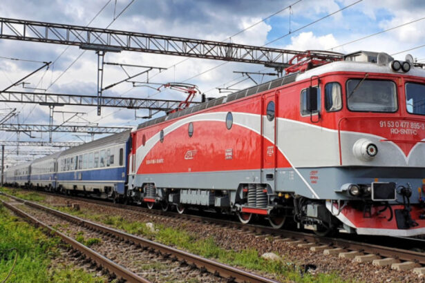 circulatia feroviara este blocata intre brasov si sighisoara din cauza unui copac cazut 69d664c11b3b7