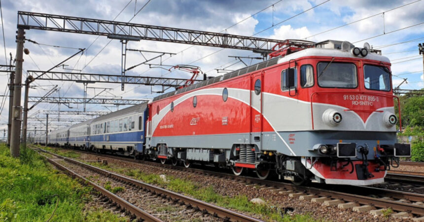 circulatia feroviara este blocata intre brasov si sighisoara din cauza unui copac cazut 69d664c11b3b7