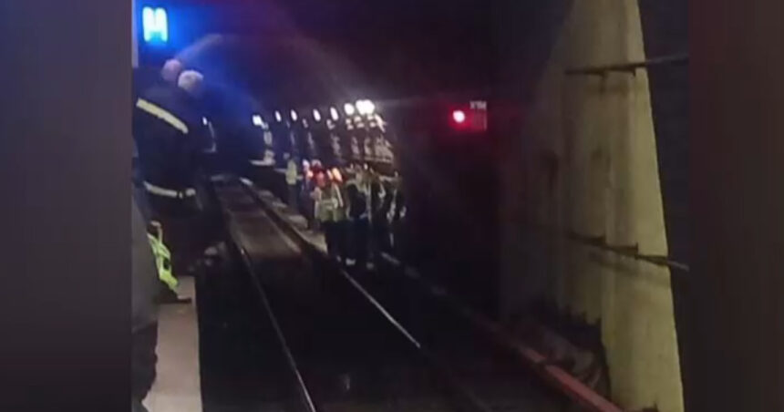 circulatia metroului blocata pe magistrala 4 o bucata din tavanul galeriei s a prabusit peste sine 69e8f263b6c0e