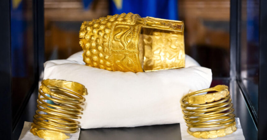 coiful de la cotofenesti si cele doua bratari de aur recuperate dupa furt vor fi expuse publicului la mnir dupa aducerea in tara 69e644eb3529d