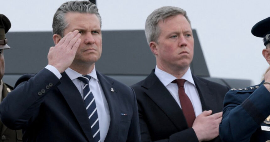 conflict la varful pentagonului secretarul pentru armata refuza sa demisioneze in ciuda neintelegerilor cu pete hegseth wp 69d62c5d9eebc