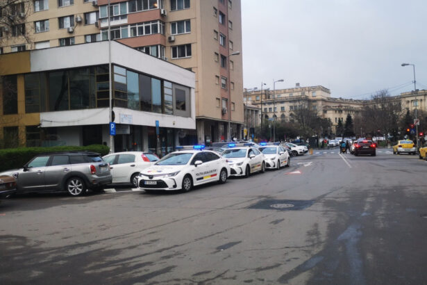controale in zona salii palatului politia verifica parcarile ilegale si rezervarile contra cost 69e206ba46b84