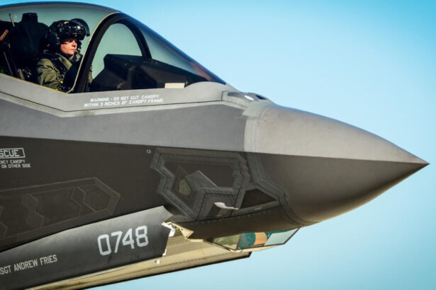 cum a reusit pilotul sua ranit in iran sa trimita semnalul care i a salvat viata dispozitiv secret activat in spatele liniilor inamice 69d4be9287c16