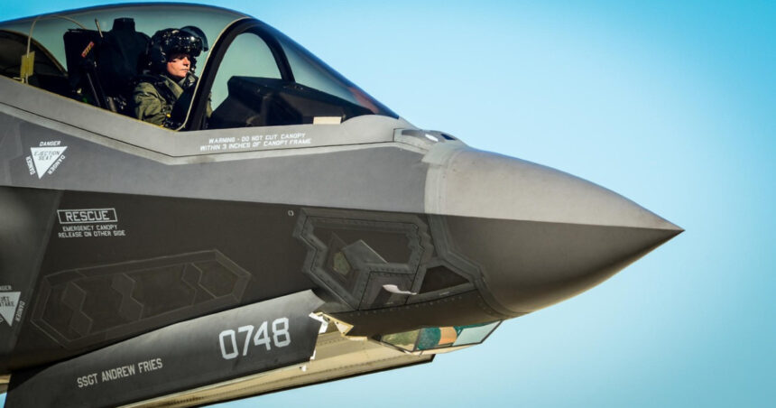 cum a reusit pilotul sua ranit in iran sa trimita semnalul care i a salvat viata dispozitiv secret activat in spatele liniilor inamice 69d4be9287c16