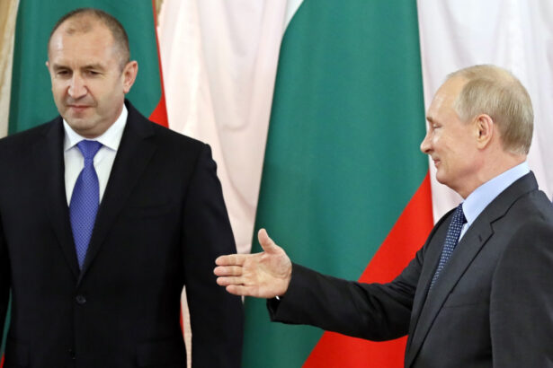 de ce noul lider al bulgariei provincialul rumen radev s ar putea totusi sa nu devina noul cal troian al lui vladimir putin 69eccdec3f97a
