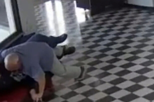 directorul unui liceu din sua a impiedicat un masacru momentul in care sare asupra unui tanar inarmat 69df3c7bd8607