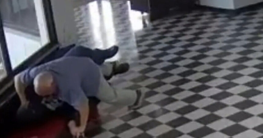 directorul unui liceu din sua a impiedicat un masacru momentul in care sare asupra unui tanar inarmat 69df3c7bd8607