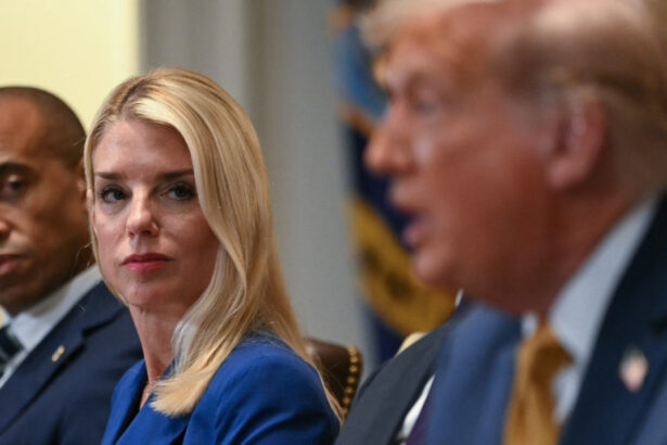donald trump a discutat in privat despre demiterea procurorului general pam bondi 69ce0773dc417