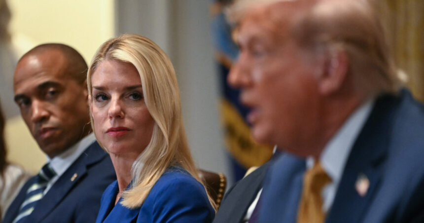 donald trump a discutat in privat despre demiterea procurorului general pam bondi 69ce0773dc417