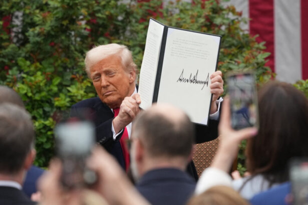 donald trump impune taxe vamale de pana la 100 pentru medicamente si modifica tarifele pentru metale 69cfa778c7677