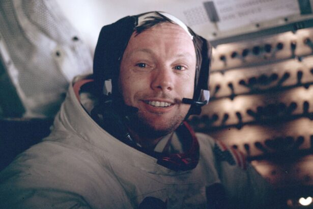 dupa moartea lui neil armstrong sotia lui a gasit ce a adus de pe luna fara sa spuna nimanui 69e1e36d6915f