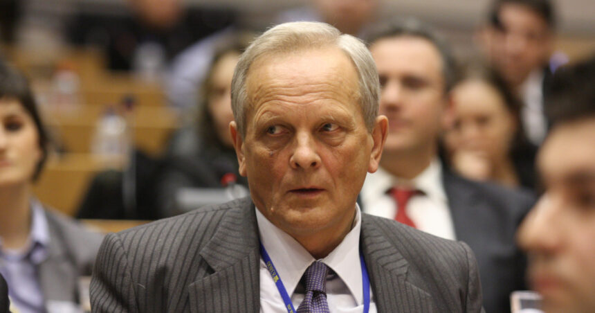 exclusiv theodor stolojan o tara care isi da cu stangul in dreptul costul nu va fi platit de domnii cu cutii de pantofi pline de euro 69e77e03d5dff