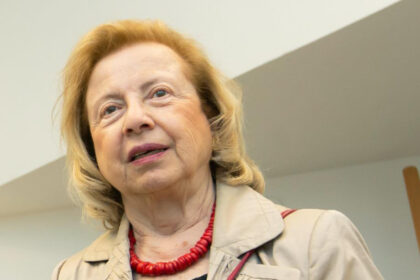 fosta deputata de origine romana colette avital ranita de politie la protestele anti guvernamentale din israel are 86 de ani 69d3be1c3ff96