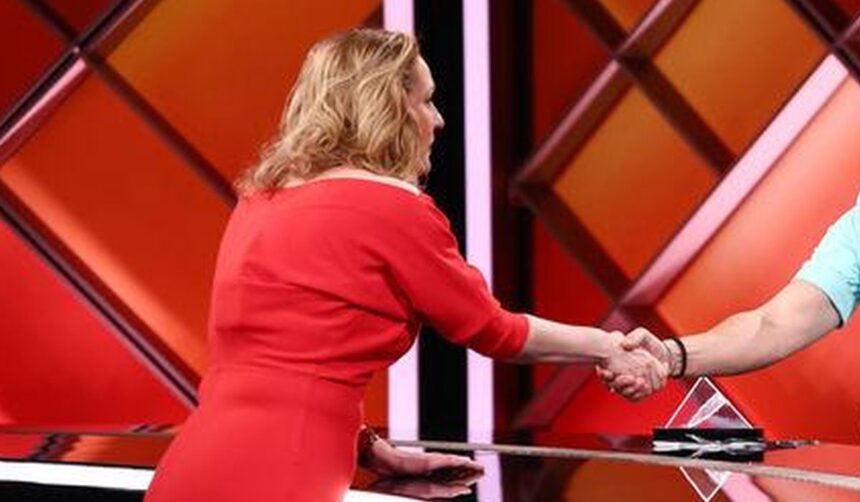 fosta vedeta de la pro tv a aparut la antena 1 nu as fi riscat asa in ce emisiune a mers elena lasconi 69ce2706970ec