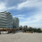 foto doua firme au incercat sa amenajeze ilegal mai multe zone de plaja in navodari zeci de sezlonguri si echipamente ridicate 69d9f6d90d8d8