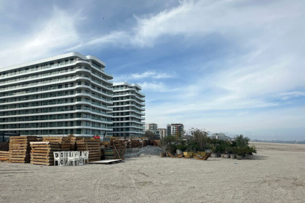 foto doua firme au incercat sa amenajeze ilegal mai multe zone de plaja in navodari zeci de sezlonguri si echipamente ridicate 69d9f6d90d8d8