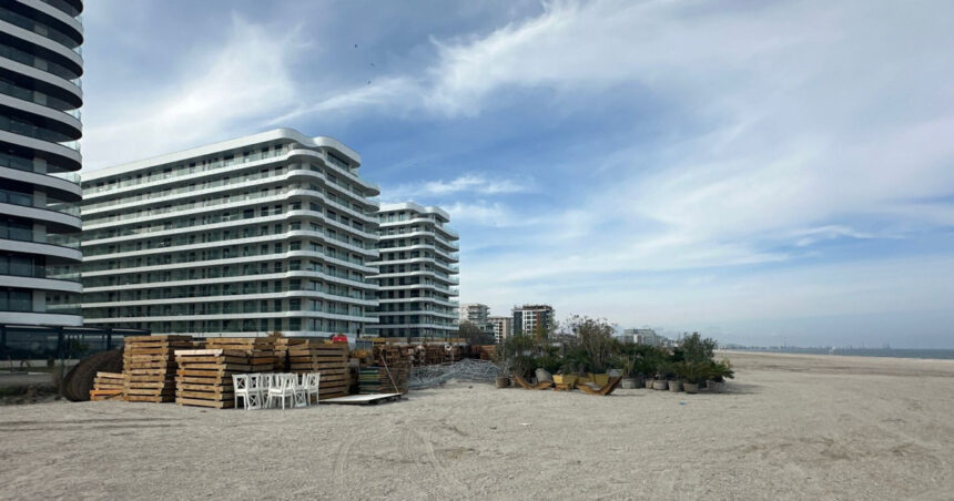 foto doua firme au incercat sa amenajeze ilegal mai multe zone de plaja in navodari zeci de sezlonguri si echipamente ridicate 69d9f6d90d8d8