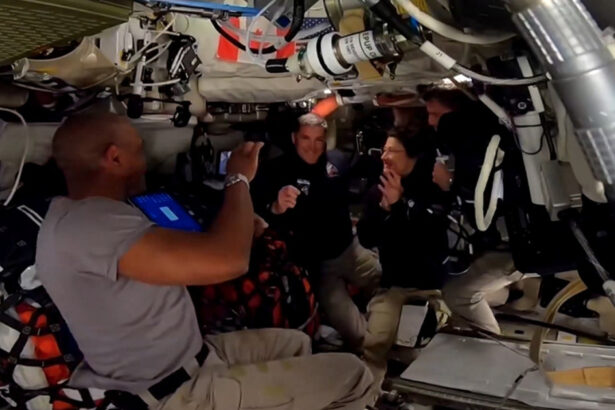 foto imagine spectaculoasa publicata de nasa din misiunea artemis ii cum arata luna cu ambele emisfere in acelasi cadru 69d3ec25a5710