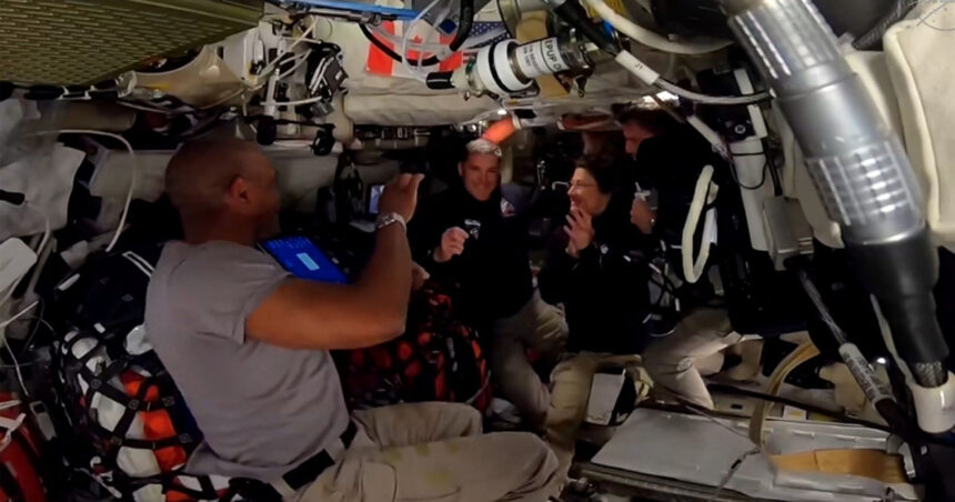 foto imagine spectaculoasa publicata de nasa din misiunea artemis ii cum arata luna cu ambele emisfere in acelasi cadru 69d3ec25a5710