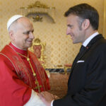 foto macron primit de papa leon al xiv lea la vatican ce cadouri i a oferit liderul francez suveranului pontif 69d8f6260d7e8
