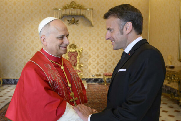 foto macron primit de papa leon al xiv lea la vatican ce cadouri i a oferit liderul francez suveranului pontif 69d8f6260d7e8