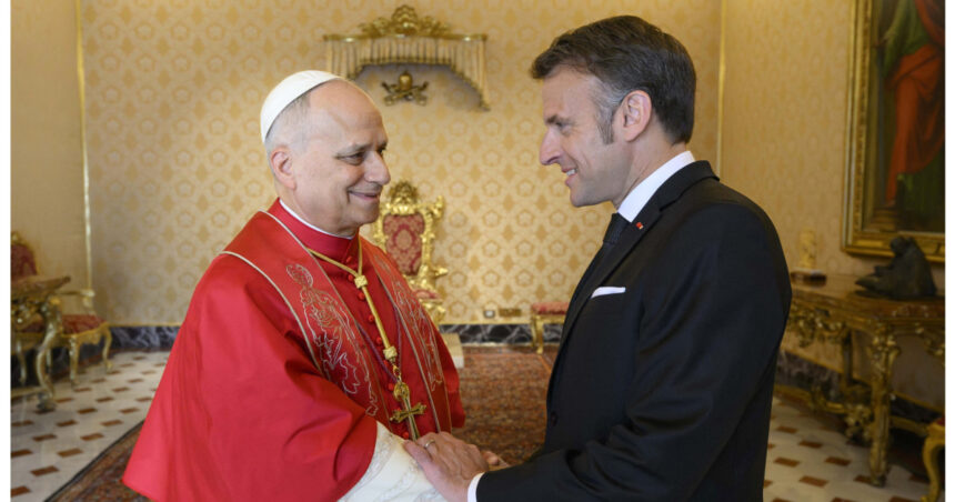 foto macron primit de papa leon al xiv lea la vatican ce cadouri i a oferit liderul francez suveranului pontif 69d8f6260d7e8