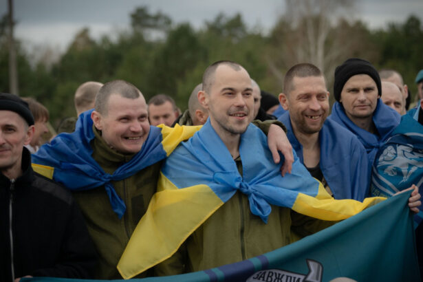 foto rusia si ucraina au facut un schimb de 350 de prizonieri de razboi inainte de armistitiul de paste 69da475a6c467