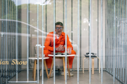 foto un artist francez s a inchis intr o cusca timp de o luna in semn de protest fata de influenta gigantilor tech 69f1aad589563