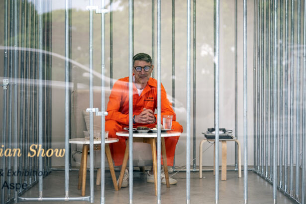 foto un artist francez s a inchis intr o cusca timp de o luna in semn de protest fata de influenta gigantilor tech 69f1aad589563