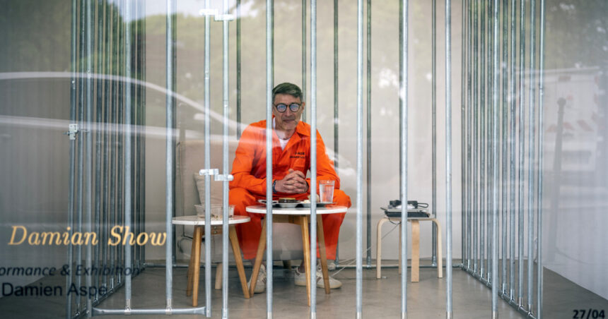 foto un artist francez s a inchis intr o cusca timp de o luna in semn de protest fata de influenta gigantilor tech 69f1aad589563