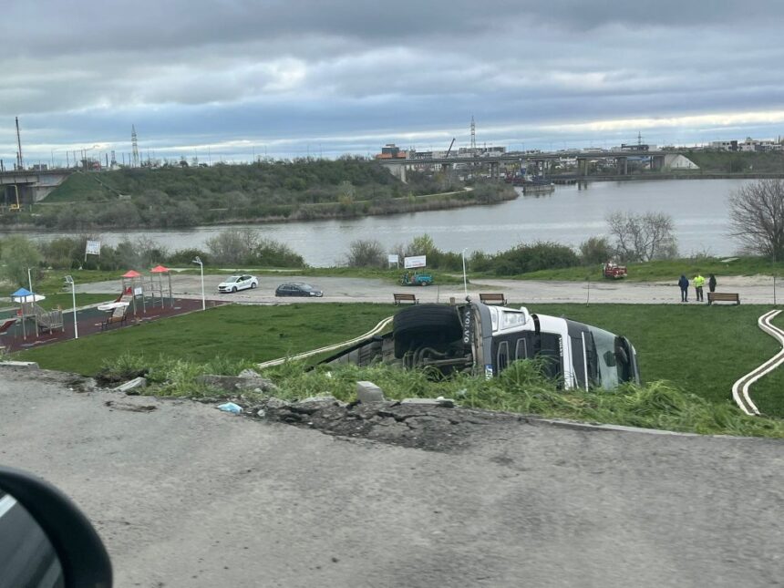 foto un camion cu oi s a rasturnat in zona penny din navodari 160 de animale au murit 69e71dcaba435