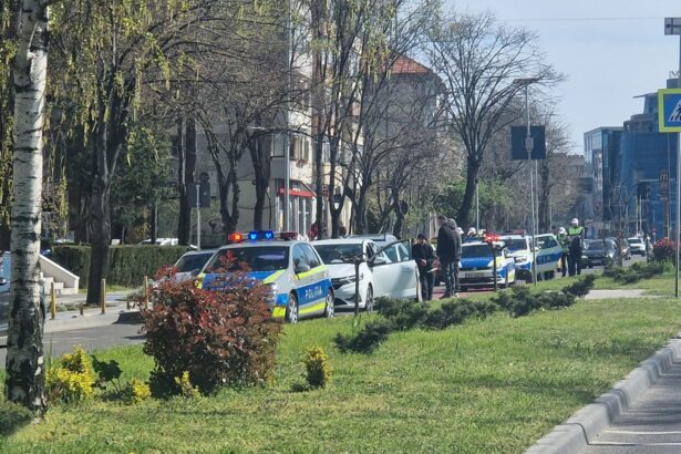 fotovideo trafic ingreunat pe bulevardul mamaia vizavi de delfinariu din cauza unui accident rutier mai multe echipaje de politie sunt la fata locului 69df9043b2ebb