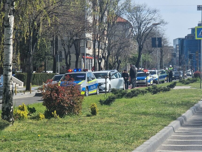 fotovideo trafic ingreunat pe bulevardul mamaia vizavi de delfinariu din cauza unui accident rutier mai multe echipaje de politie sunt la fata locului 69df9043b2ebb
