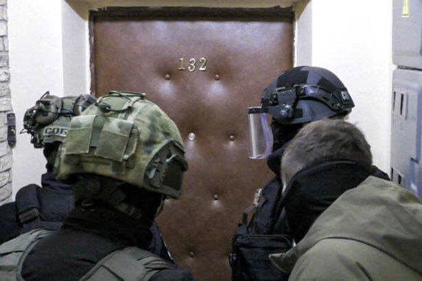 fsb a impuscat mortal un barbat suspectat ca ar fi incercat sa asasineze oficiali ai roskomnadzor alte sapte persoane arestate 69eb6457aaf9f