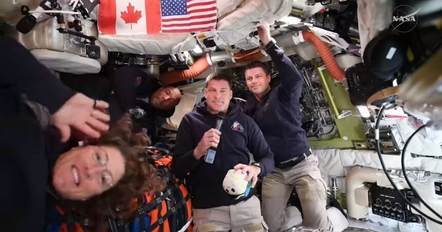 galerie foto astronautii misiunii artemis 2 au parcurs mai mult de jumatate din drumul spre luna 69d141946a533