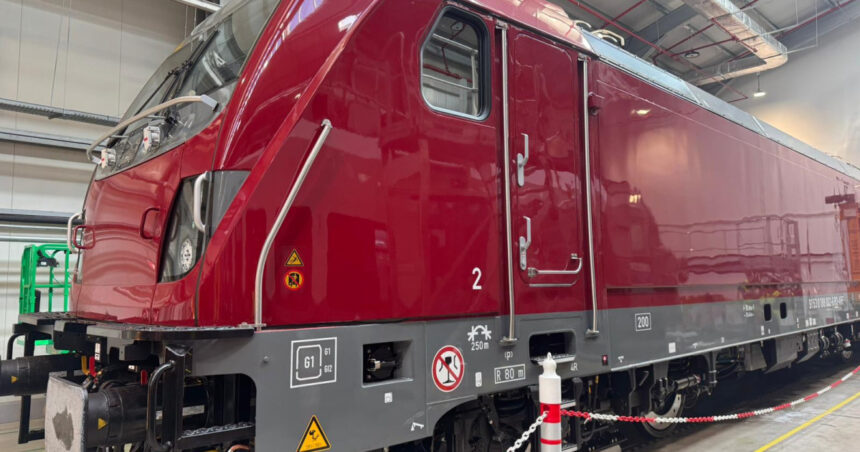 galerie foto prima locomotiva alstom care atinge 200 km ora a fost livrata catre autoritatea pentru reforma feroviara 69d55743e3c9a